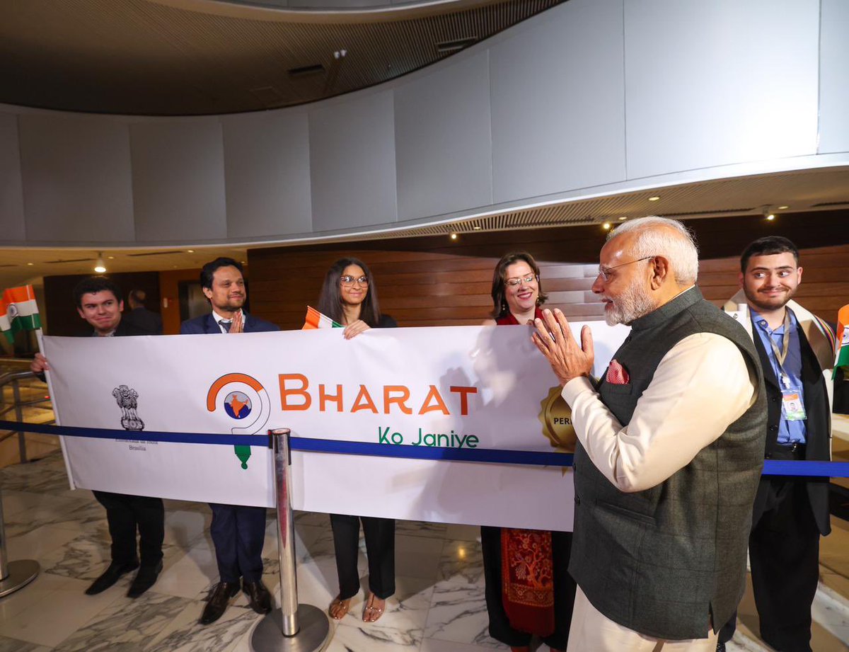 Meghna Sakore Bordikar (@meghnabordikar) on Twitter photo ब्रासिलिया मध्ये माननीय पंतप्रधान <a href="/narendramodi/">Narendra Modi</a> जी यांचे भारतीय समुदायाकडून उत्स्फूर्त स्वागत!
भारताचा अभिमान असलेल्या आपल्या पंतप्रधानांचे जगभरातील भारतीयांकडून मिळणारे प्रेम हे त्यांच्या नेतृत्वाची आणि कार्याची जागतिक पातळीवर झालेली कबुली आहे.
#ModiInBrasilia #Namo ब्रासिलिया मध्ये माननीय पंतप्रधान <a href="/narendramodi/">Narendra Modi</a> जी यांचे भारतीय समुदायाकडून उत्स्फूर्त स्वागत!
भारताचा अभिमान असलेल्या आपल्या पंतप्रधानांचे जगभरातील भारतीयांकडून मिळणारे प्रेम हे त्यांच्या नेतृत्वाची आणि कार्याची जागतिक पातळीवर झालेली कबुली आहे.
#ModiInBrasilia #Namo