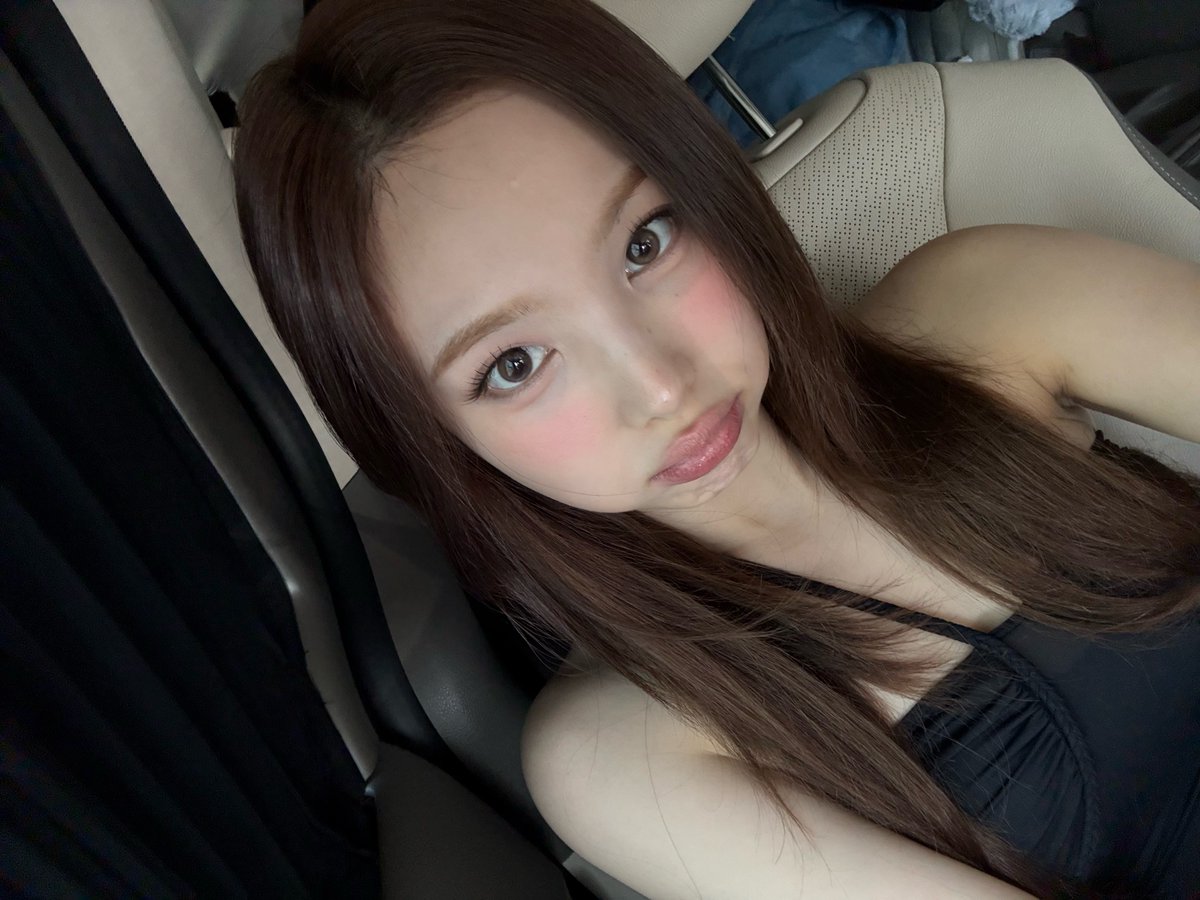 godmitzu's tweet photo. OMG NAYEON https://t.co/1ARpYzHAA2