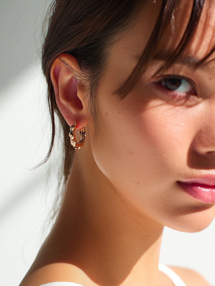 omgt41's tweet image. Midjourneyオリジナルアクセサリーをモデルに着用させる

イアリング単体の画像を生成→（  GmG）で着用プロンプトを生成

例えば自社の製品をAIモデルに着用させることが簡単にできます🔥