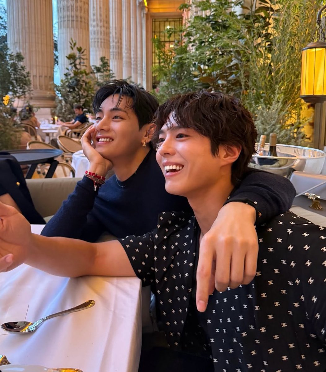 btschartsdailyc's tweet image. New Photos of Taehyung, Suzy and Bogum via Bogum’s Instagram