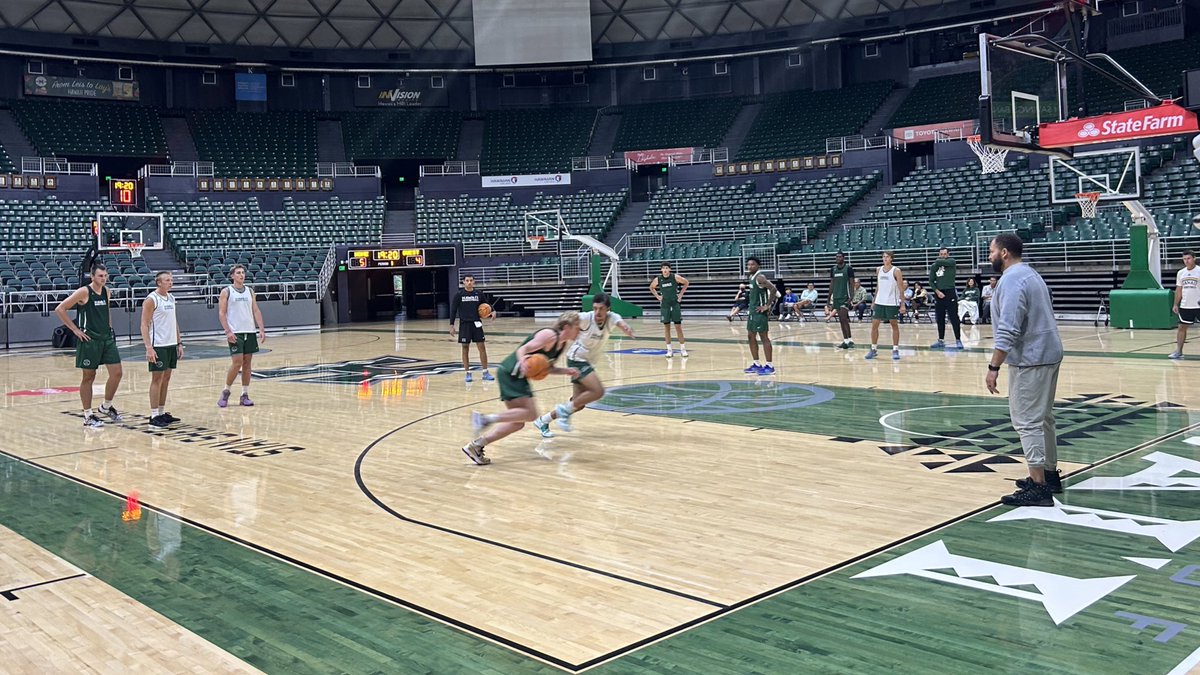 Nice to be back in the Stan watching some #HawaiiMBB 😌 <a href="/12brecht/">Paul Brecht</a> and I will give you our takeaways from practice first thing tomorrow (Tues) morning at 8 a.m. HT on <a href="/HIsportsradio/">Hawai'i Sports Radio</a>!