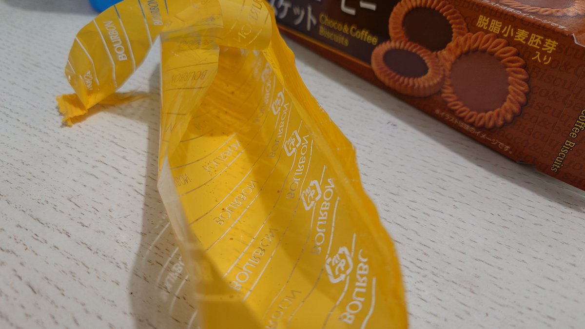 このお菓子かなり大好きなんです❤
私とシバコしかいないのにー
3分も経たないうちに
2枚目の写真になりました😭

誰よー食べたの！🫣🫣🫣w