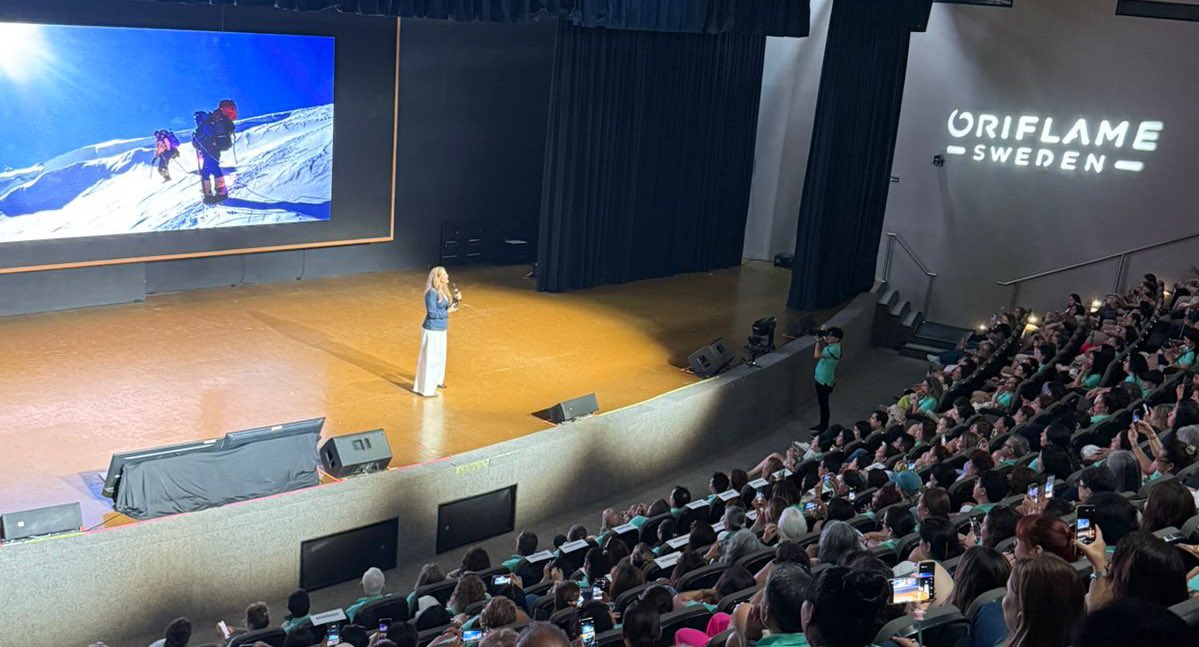 “El verdadero líder se asegura de que todo el equipo esté a su lado”, afirmó #KarlaWheelock #EnConferencia #Oriflame.

#AllenamentiEnCancún