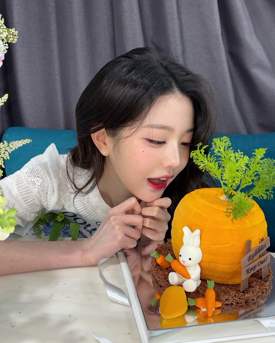 wonqyo's tweet image. &amp;lt; 케이크 먹으러 왔는데… 토끼가 먼저 자리 잡았어요 🐰🥕 &amp;gt;