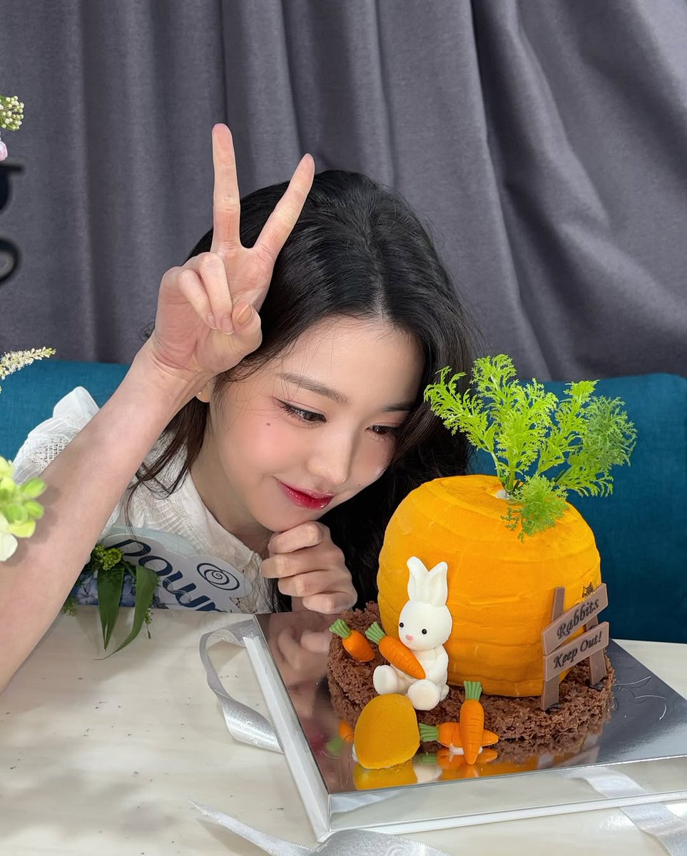 wonqyo's tweet image. &amp;lt; 케이크 먹으러 왔는데… 토끼가 먼저 자리 잡았어요 🐰🥕 &amp;gt;