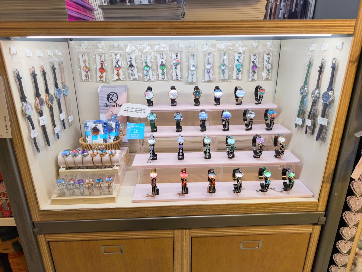 本日、ラフォーレ原宿 #愛と狂気のマーケット にて在庫の補充及び什器の補強を行ってまいりました✨️　
8月までたくさんの種類の作品がございますので、ぜひご試着をお楽しみください☺️