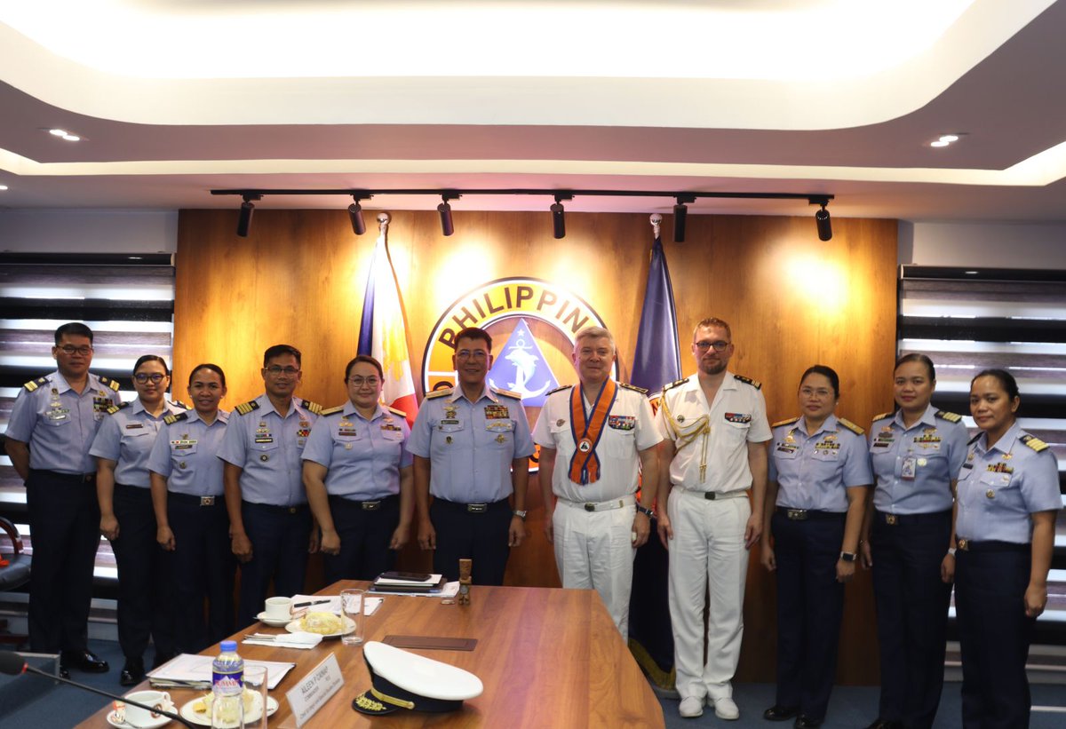 𝐋𝐎𝐎𝐊: The Philippine Coast Guard (PCG) welcomed the French Joint Commander for Asia-Pacific Rear Admiral Guillaume Pinget at the National Headquarters, Port Area, Manila, on 07 July 2025.

✍️facebook.com/coastguardph/p…

#DOTrPH 📷
#CoastGuardPH
#MaritimeSectorWorks