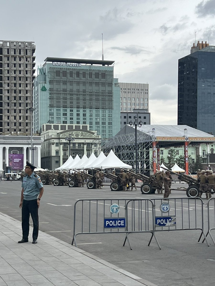 Яаж ийж байгаад л нэг элий балай юм сэдчих юм ааа.....
Ийм юм хийх санаа ямар бузраас нь гарч байдаг байна ааа
... Дөрвөлжин сүмийн үүдэндээ... энэ тэр гээд нэртэйгээр дуулаад 
давшаач🤮