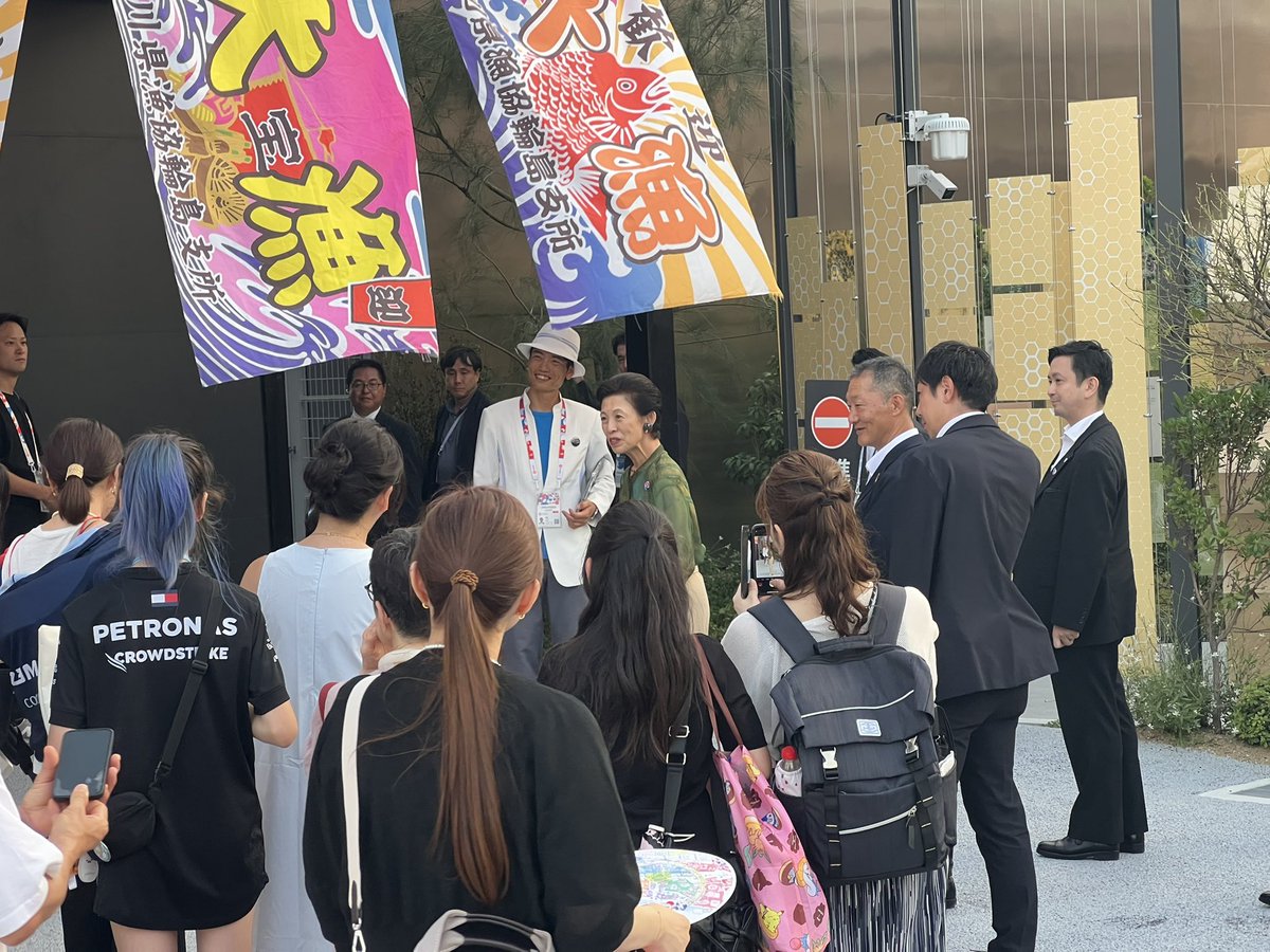 昨日モナコ館から出ると警護の方が何人かいると思ったら、高円宮妃久子さまがいらっしゃいました‼️😳
月〜火曜にかけて来阪されてるようです。
暑い中ですがお気をつけください。
#大阪・関西万博 #EXPO2025