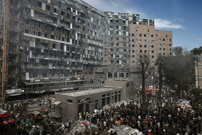 8 июля 2024 русские террористы под управлением международного террориста №1 путина уничтожили детскую больницу Охматдет в Киеве

в момент теракта в больнице находились 627 детей, 2 были убиты, 32 ранены

в этот же день русские террористы атаковали ок. 40 ракетами города Днепр,