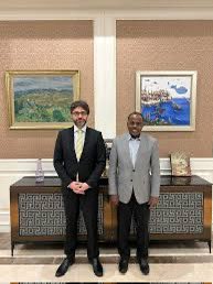 من هو علي بلعد (Ali Balcad)؟
علي بلعد، وزير الدولة للشؤون الخارجية في الصومال، هو حفيد عليو جبريسيلاسي، الذي كان أمهريًا فرّ من مدينة غوندارالإثيوبية في القرن التاسع عشر، واستقر في بلدة بلعد جنوبي الصومال. لاحقًا، التحقت عائلته بعشيرة هيليبي (Hilibi) و ترجمة اسم عشيرة تكون عشيرة