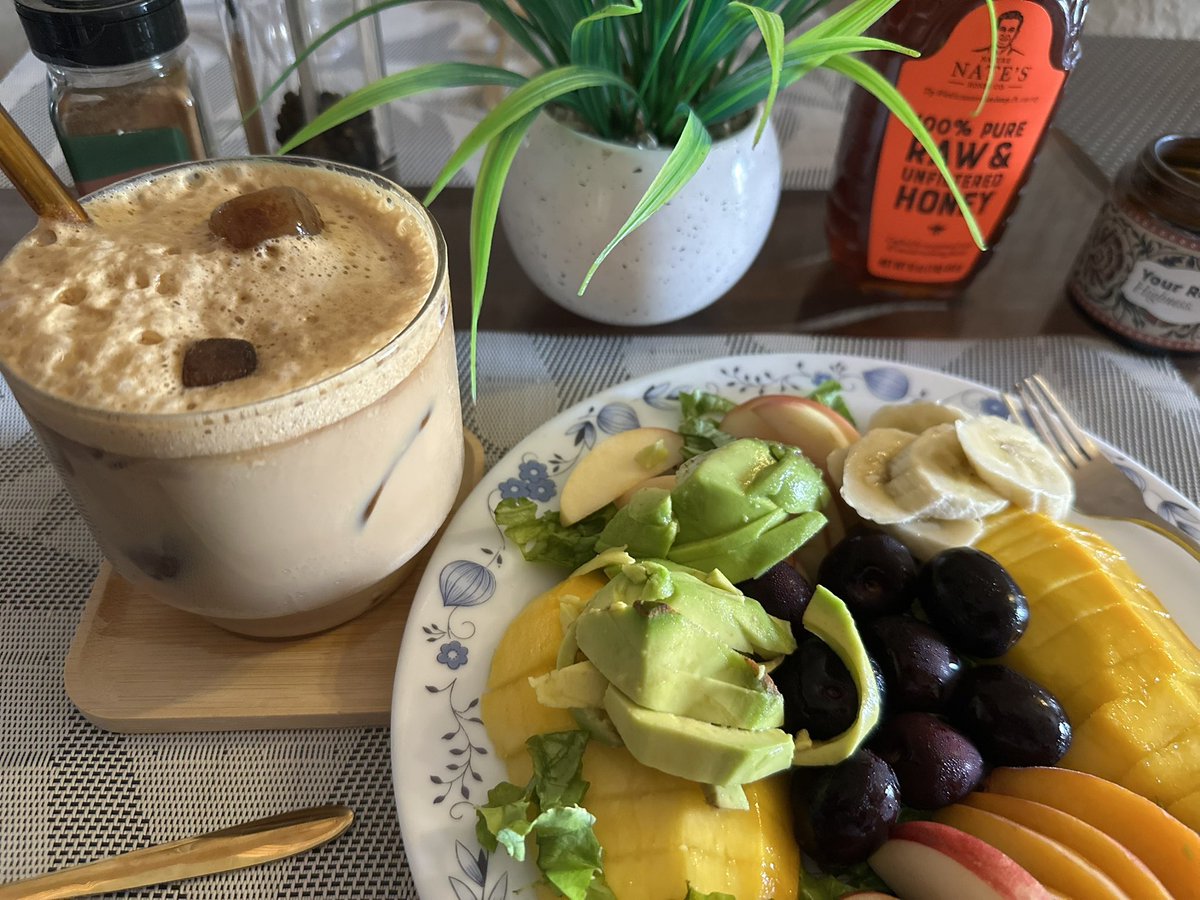 HiCoff33's tweet photo. Mornings like this cool coffee,calm music🎧
and colors on a plate🍒
Gentle, slow, and just enough🧋🍑🥑🍒🍒🌸🎶✨
#MorningRitual
#CoffeeAndCalm https://t.co/MPmgNaiyZ8