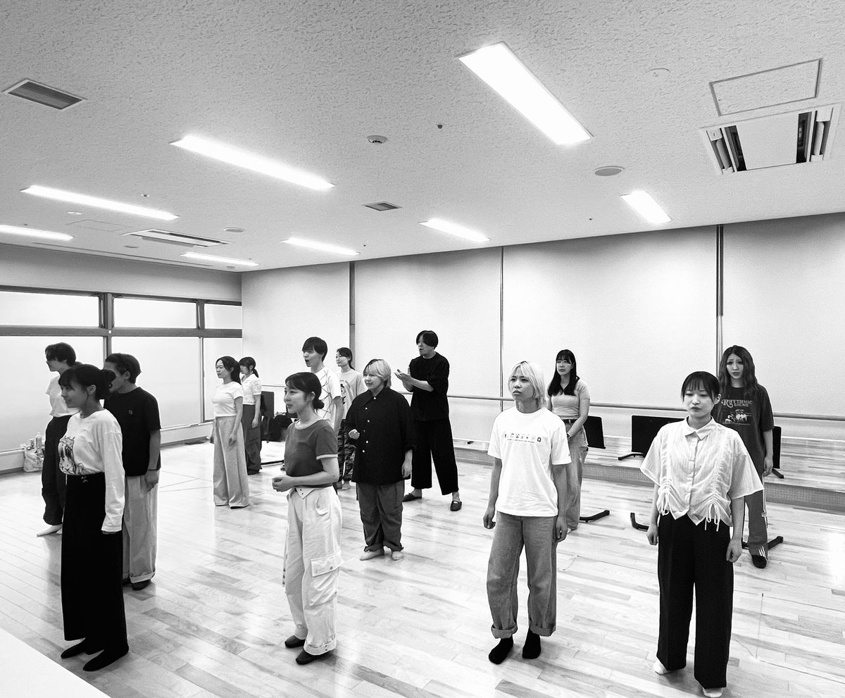 F.entertainment公演

#音楽劇Ghostnote
ꉂ📢劇場入りまで6日🎸

稽古場は、クライマックスに突入!!
お客様に喜んでいただける作品創りを
目指して出演者、スタッフが心身を削り
挑んでいます♬.*ﾟ

今を生きる若者達とそれを支えてくれる教師陣の、迸る青春群像劇をぜひ劇場で体感してください✮✨