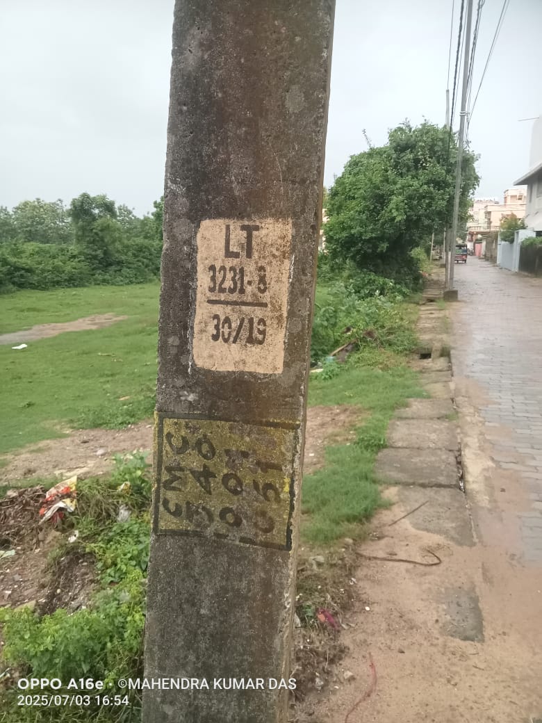 OdiyaCaptain's tweet photo. Dear @CMCCuttack please arrange to Repair the Street Light along with 2 other Lights adjacent to this Pole...Not working from 8-9 days.. Location - Lane Behind Jagulai Temple, Bidyadharpur, Cuttack-753004. Ward No 55 https://t.co/slRLExRIo0