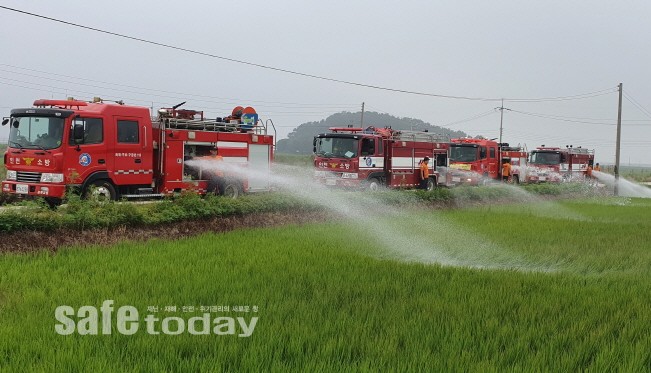 umm_yummyS2's tweet image. 이렇게 가뭄이면 소방서에서도 급하게 밭에다가 물 뿌리러 나오심... 워터밤 제발 하지 말자 쫌
농부들도 소방서도 물이 부족해 물 한방울도 안 나오는 나라에서 뭔놈의 워터밤이야 그만좀해