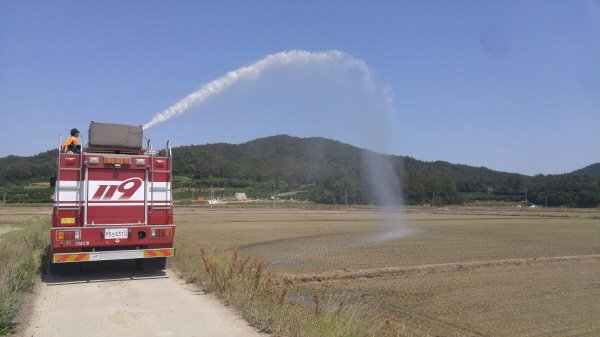 umm_yummyS2's tweet image. 이렇게 가뭄이면 소방서에서도 급하게 밭에다가 물 뿌리러 나오심... 워터밤 제발 하지 말자 쫌
농부들도 소방서도 물이 부족해 물 한방울도 안 나오는 나라에서 뭔놈의 워터밤이야 그만좀해