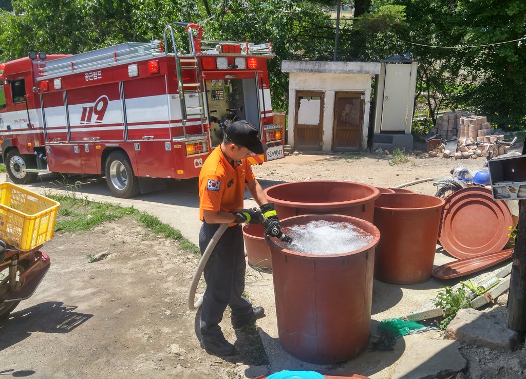 umm_yummyS2's tweet image. 이렇게 가뭄이면 소방서에서도 급하게 밭에다가 물 뿌리러 나오심... 워터밤 제발 하지 말자 쫌
농부들도 소방서도 물이 부족해 물 한방울도 안 나오는 나라에서 뭔놈의 워터밤이야 그만좀해