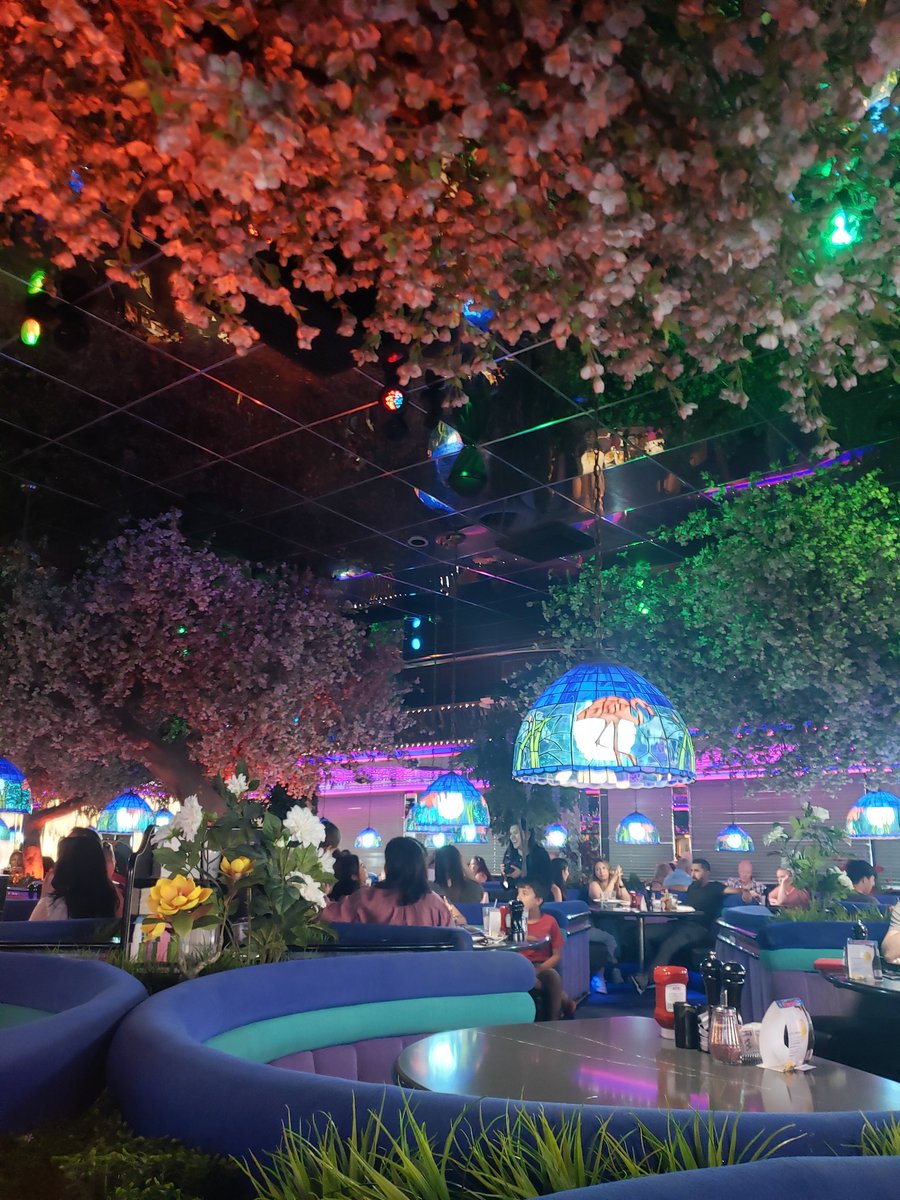Taking familiar faces to favorite places... #VegasLikeALocal