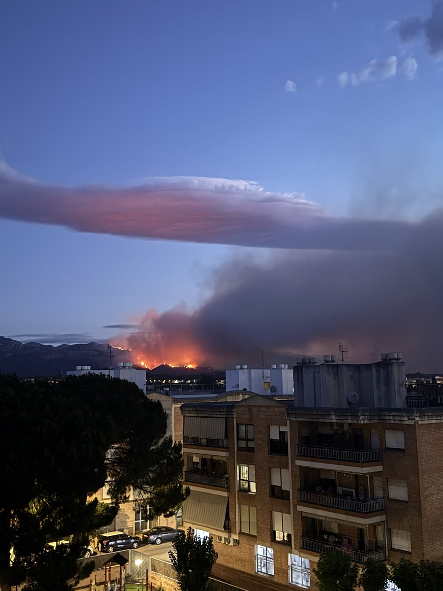 Comença el dia. Encara força vent i molta flama des de Tortosa #IFPaüls 05.56