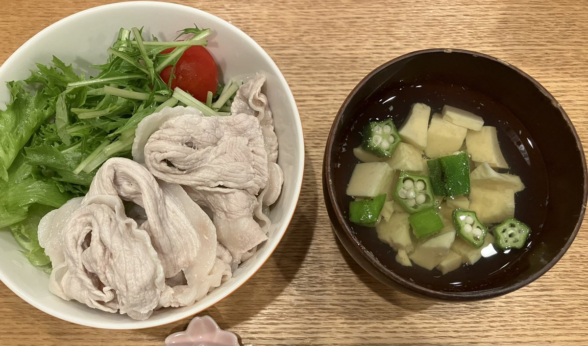 wagtail39's tweet photo. 昨日の夕食
右は年に一度、七夕の日に作るお吸い物🎋
オクラの断面は星形なので七夕っぽくて？良いですね https://t.co/lSKlMwsUmX