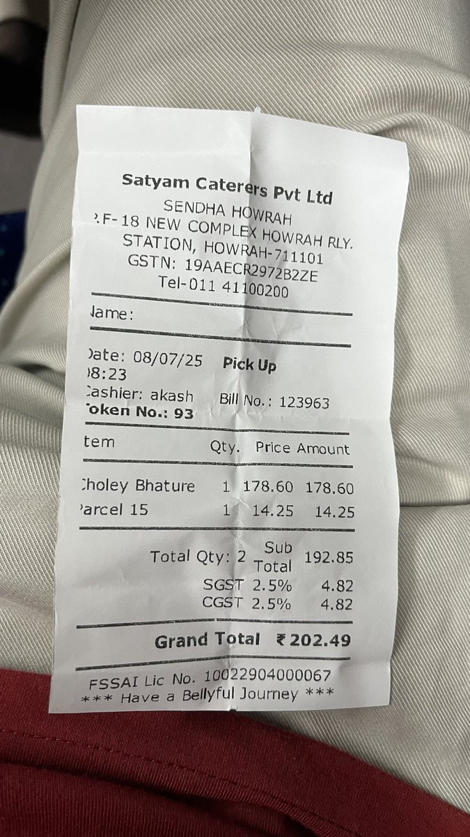losttrailsss's tweet photo. @RailwaySeva @RailMinIndia @IRCTCofficial @EasternRailway
I purchased food from PF-18, Howrah station, and it was rotten and tasted bad. This is unsafe for passengers’ health. Please take strict action against the vendor and ensure food safety. https://t.co/OJRDvczs58