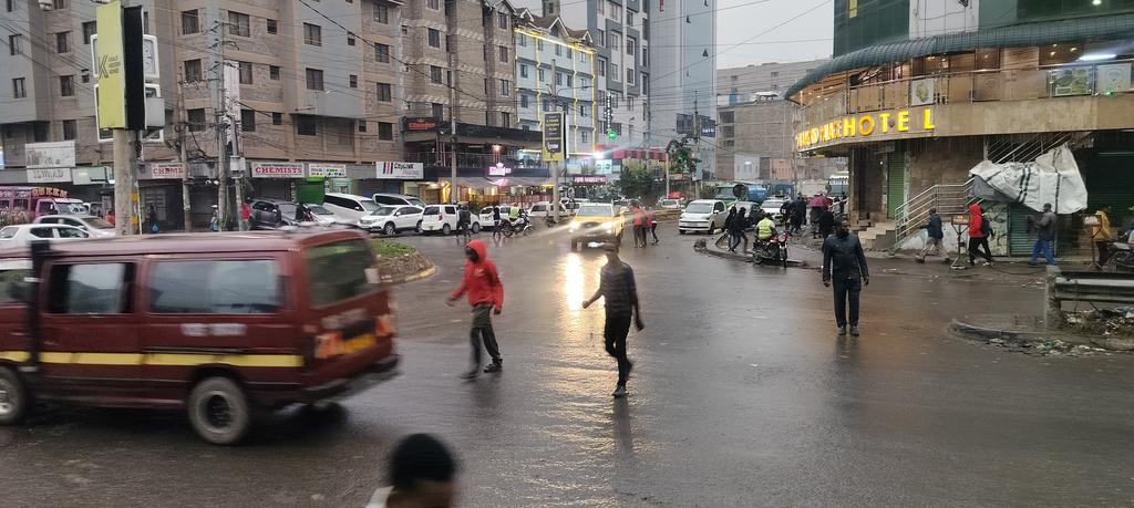 BashowAlas's tweet image. Eastleigh in the chilly morning hustle began. After yesterday's Sab Saba demonstrations, Kenyans are up making ends meet. We must strive to have a society where dignity is upheld, constitutionality practiced, & human rights respected. Low wage Kenyans are suffering in silence 🤫