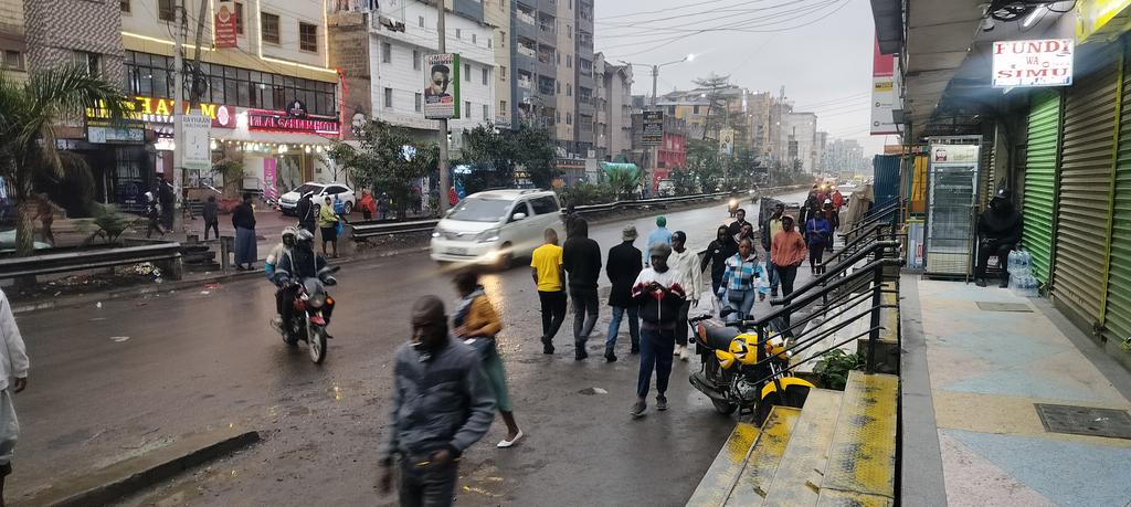 BashowAlas's tweet image. Eastleigh in the chilly morning hustle began. After yesterday's Sab Saba demonstrations, Kenyans are up making ends meet. We must strive to have a society where dignity is upheld, constitutionality practiced, & human rights respected. Low wage Kenyans are suffering in silence 🤫