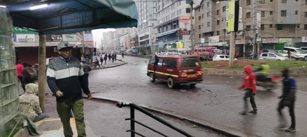 BashowAlas's tweet image. Eastleigh in the chilly morning hustle began. After yesterday's Sab Saba demonstrations, Kenyans are up making ends meet. We must strive to have a society where dignity is upheld, constitutionality practiced, & human rights respected. Low wage Kenyans are suffering in silence 🤫
