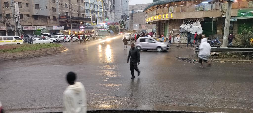 BashowAlas's tweet image. Eastleigh in the chilly morning hustle began. After yesterday's Sab Saba demonstrations, Kenyans are up making ends meet. We must strive to have a society where dignity is upheld, constitutionality practiced, & human rights respected. Low wage Kenyans are suffering in silence 🤫