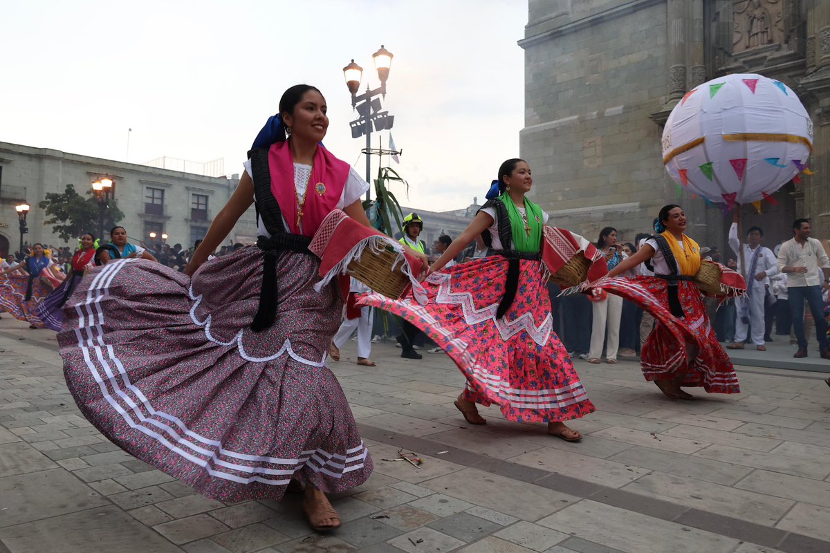 Gaby García (@gabygarciaoax) on Twitter photo Con la salida del 1er Convite, anunciamos que la #Guelaguetza2025 ya está aquí. 🎉
Acompañamos en familia con mucha energía y orgullo la llegada de la fiesta más grande de #Oaxaca.
<a href="/raychagoya/">Ray Chagoya</a>
<a href="/saymipinedav/">Saymi Pineda Velasco</a> Con la salida del 1er Convite, anunciamos que la #Guelaguetza2025 ya está aquí. 🎉
Acompañamos en familia con mucha energía y orgullo la llegada de la fiesta más grande de #Oaxaca.
<a href="/raychagoya/">Ray Chagoya</a>
<a href="/saymipinedav/">Saymi Pineda Velasco</a>