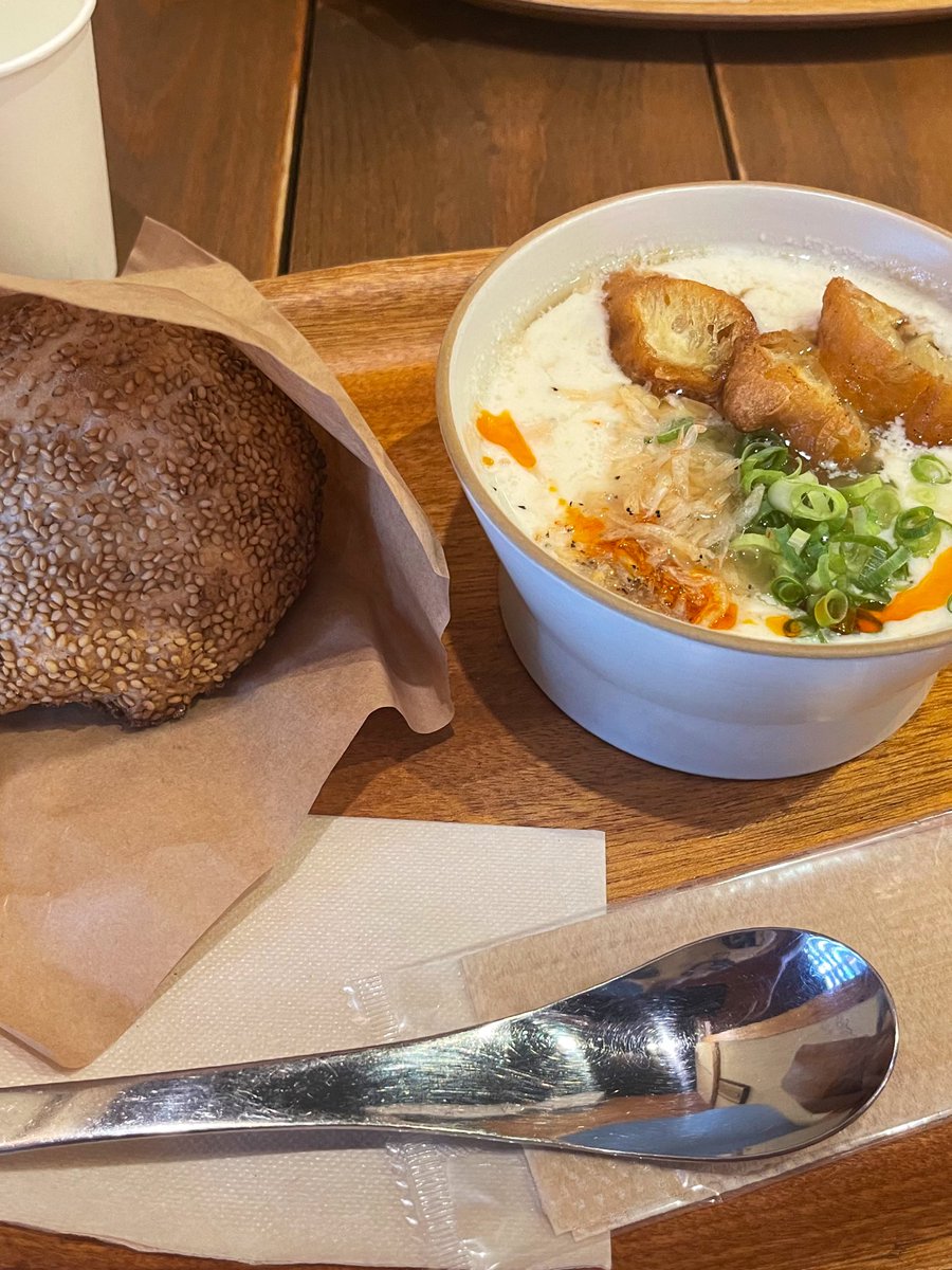 Local Taiwanese cafe for lunch. Had a peppered pork sesame bun and spicy soy milk soup. Awesome! Will definitely go back. // 近場の台湾カフェでランチ。「胡椒餅」と「鹹豆漿」を美味しくいただきました。大満足。またきます。