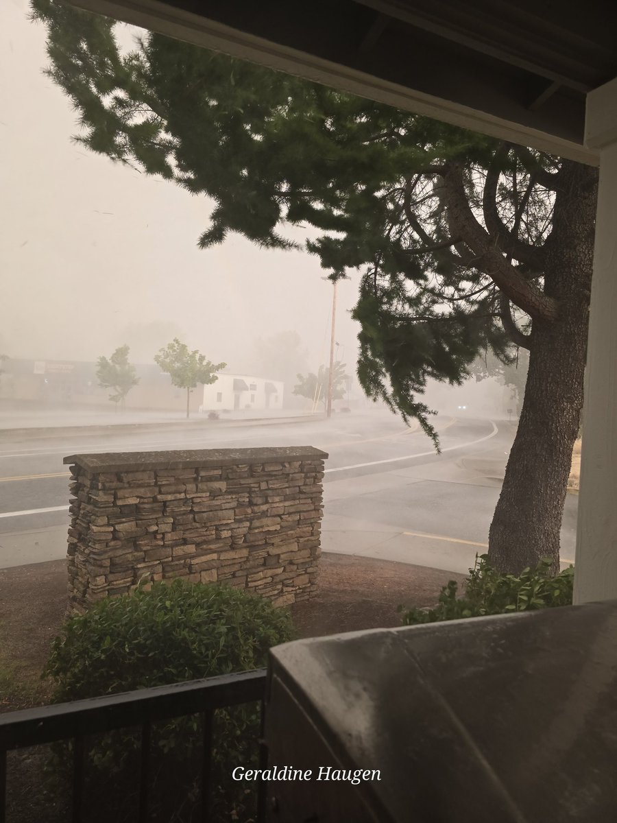 lilyarak's tweet photo. @MedfordALERT This is looking up third in Central Point. https://t.co/vzZMUabj5I