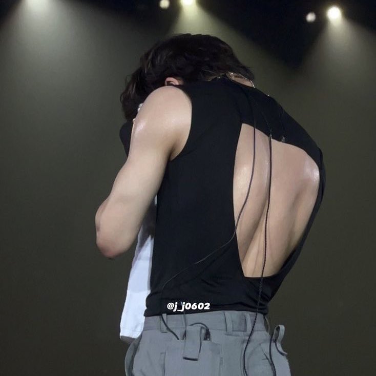 happierjeno's tweet photo. "they’re talking
behind your back"       how's the view? https://t.co/449CchmFyM