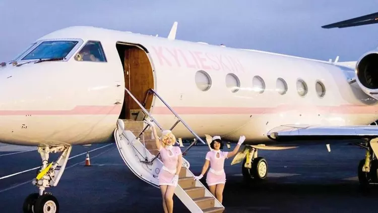 Çevreciler tepkili... Kylie Jenner her yere jetiyle gidiyor

hurriyet.com.tr/dunya/cevrecil…