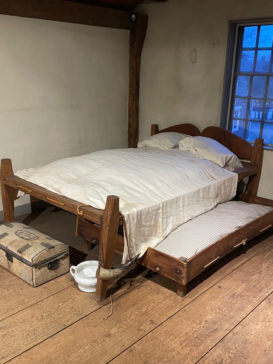 TammiMinoski's tweet image. In Colonial America, a "bed" was what we would today refer to as a mattress. These beds were typically woven of coarse linen, sewn together like a large sack, and stuffed with either corn husks, straw, lambs wool, horse hair, down, or feathers. #ColonialHistory