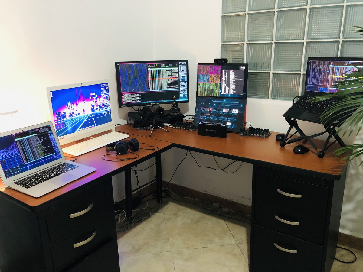 elive_linux's tweet image. New office for #elivelinux development

#programming #linux #gnu #freesoftware #unix #unixporn #desktop #customized #opensource #debian #synthwave #retrowave #eliveretrowave #elive