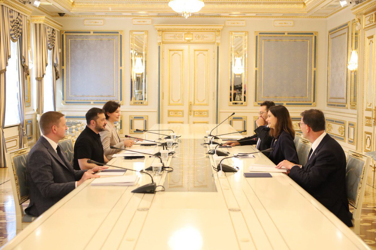 SwissUA's tweet image. Yesterday, the President of the National Council of the Swiss Parliament, Maja Riniker, arrived in Kyiv and met with 🇺🇦 leadership - President Zelenskyy and Chairman of the Verkhovna Rada Stefanchuk. 
🇨🇭remains a reliable partner to 🇺🇦 and continues high-level political dialogue.