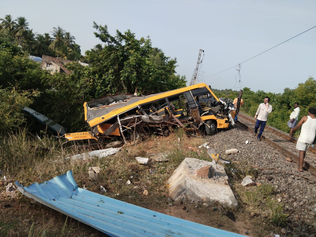 Tragic incident in #TamilNadu. A private school van carrying children attempted to cross an unmanned railway gate at Semmankuppam near Cuddalore early today when an oncoming train collided with it. 3 students have tragically lost their lives, with at least 10 more injured,