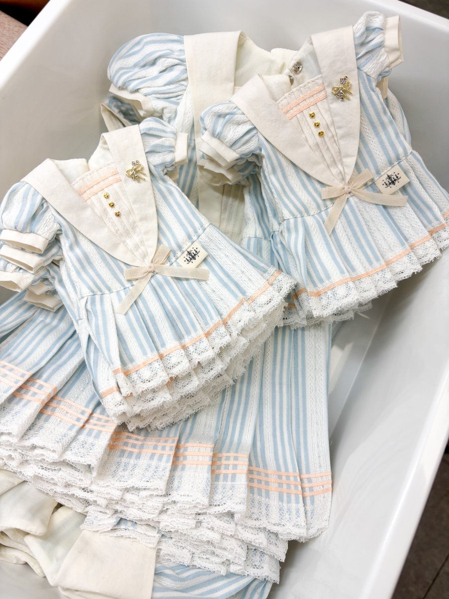 여름 맞이 한정 색상의 빈티지 세일러 드레스도 준비 중입니다.

핸드폰으로 촬영한 사진이라 색상이 칙칙해 보이지만
실물 색상은 정말 밝고 시원한 칼라입니다...^^