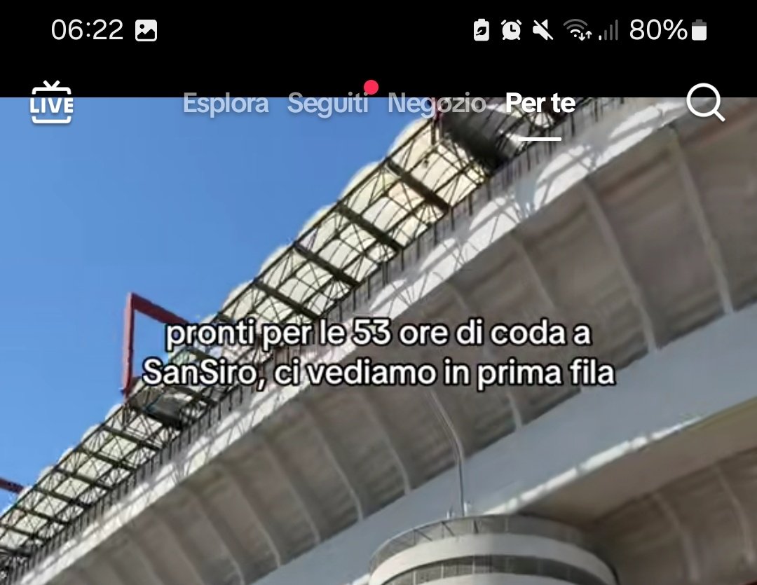 praticamente hanno iniziato la fila per L4zza quando c'era ancora gente in fila per Ultimo mi sto pisciando è la cosa più divertente vista oggi