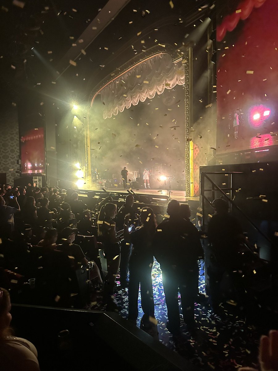 goIdenightmare's tweet image. me when i realized nikki was about to go on stage @alltoonikki