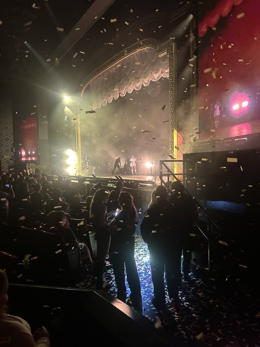 goIdenightmare's tweet image. me when i realized nikki was about to go on stage @alltoonikki