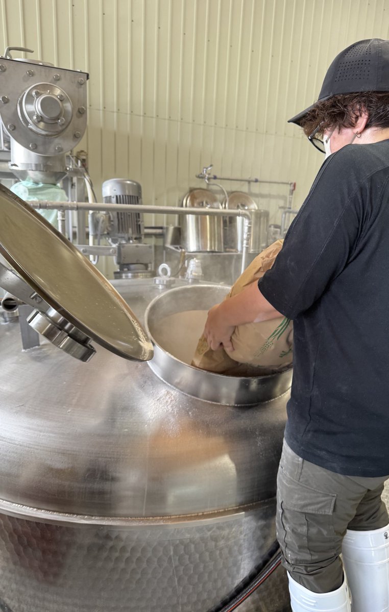 yd_distillery's tweet image. いよいよライスウイスキーの仕込が始まりました！
約30袋をてっぱで投入しました！！！
美味しくなるかドキドキです☺️