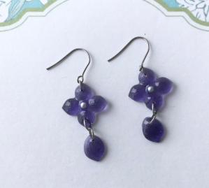 【福祉施設制作】山桜うさぎ作　フックピアス　「紫のアジサイ」NO.3790

紫のアジサイをイメージしたフックピアスは、繊細な花のデザインと涼しげな紫色が魅力。ハンドメイドの温もりを感じさせ、耳元で優雅に揺れるデザインが個性を引き立てます￥1,500