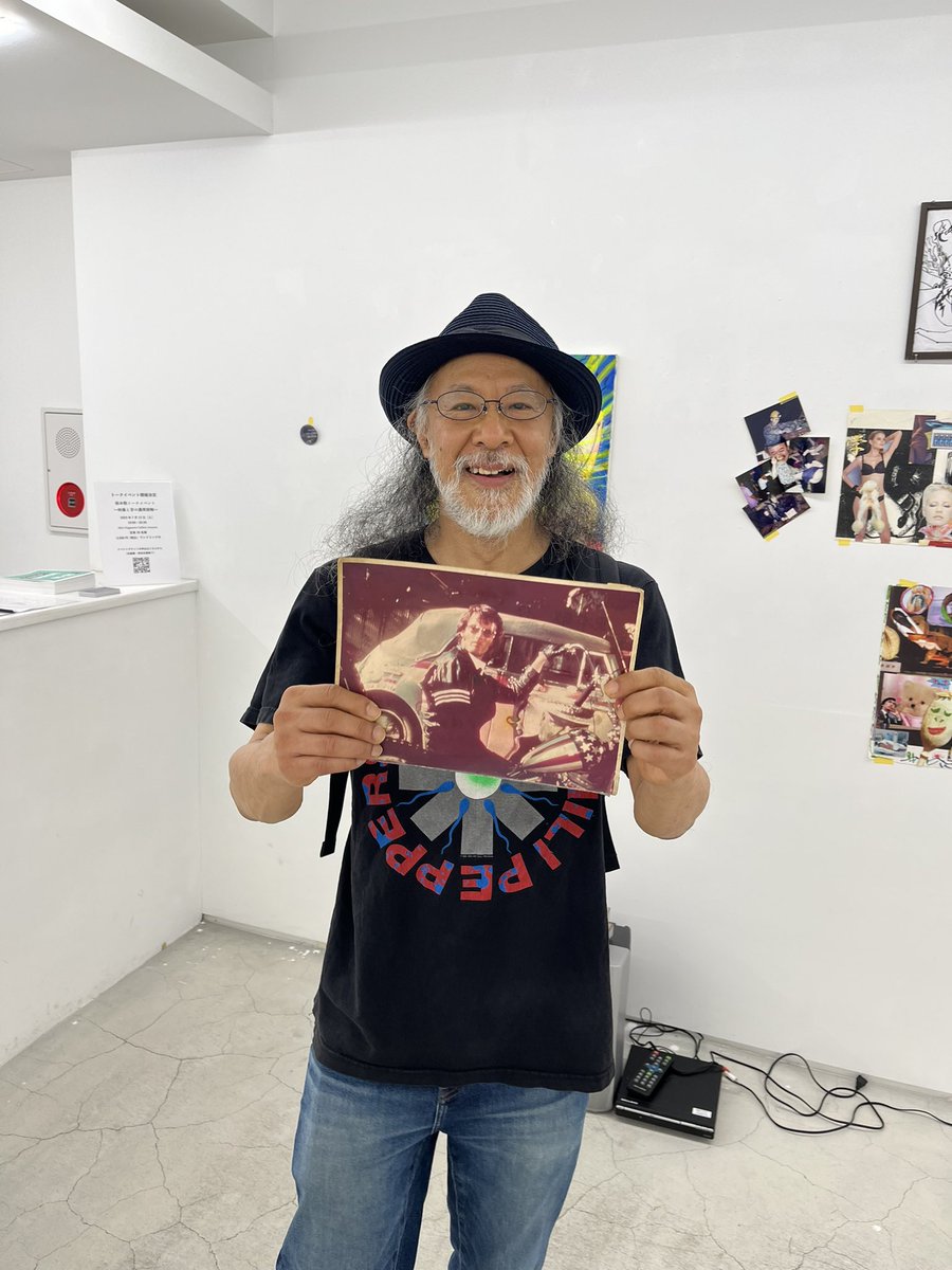 aikawatkc's tweet image. 一番乗り!で
1995年1月26日ブロン中毒から足を洗った記念の日に観に行ったイージーライダー(再上映)のロビーカードを進呈させていただきました。
@Ax81Garo @takashinemoto81 @TakeUME_ #根本敬 #akionagasawaaoyama #個展 #ギャラリー #青山 #元ブロン中毒 #元クラブdj #takeshiaikawa #ilustrator