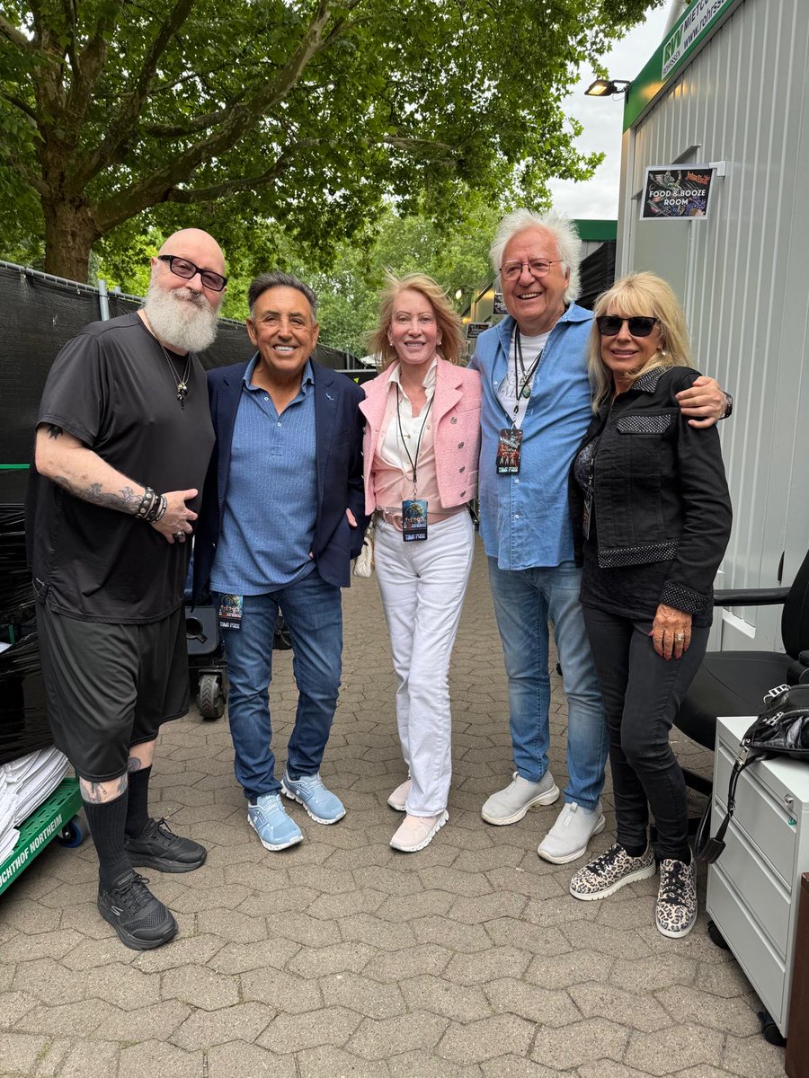 judaspriest's tweet image. Saturday 5th July 2025 - 60th Anniversary show with The Scorpions…
Rob, Ian and Richie receiving a ‘Sold Out’ award for this show
Rob, Doc McGhee, his wife Wendy, Ossy Hoppe and Jayne Andrews
