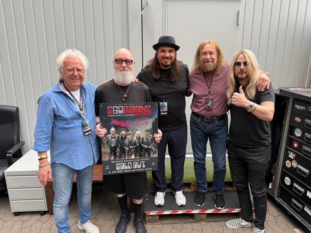 judaspriest's tweet image. Saturday 5th July 2025 - 60th Anniversary show with The Scorpions…
Rob, Ian and Richie receiving a ‘Sold Out’ award for this show
Rob, Doc McGhee, his wife Wendy, Ossy Hoppe and Jayne Andrews