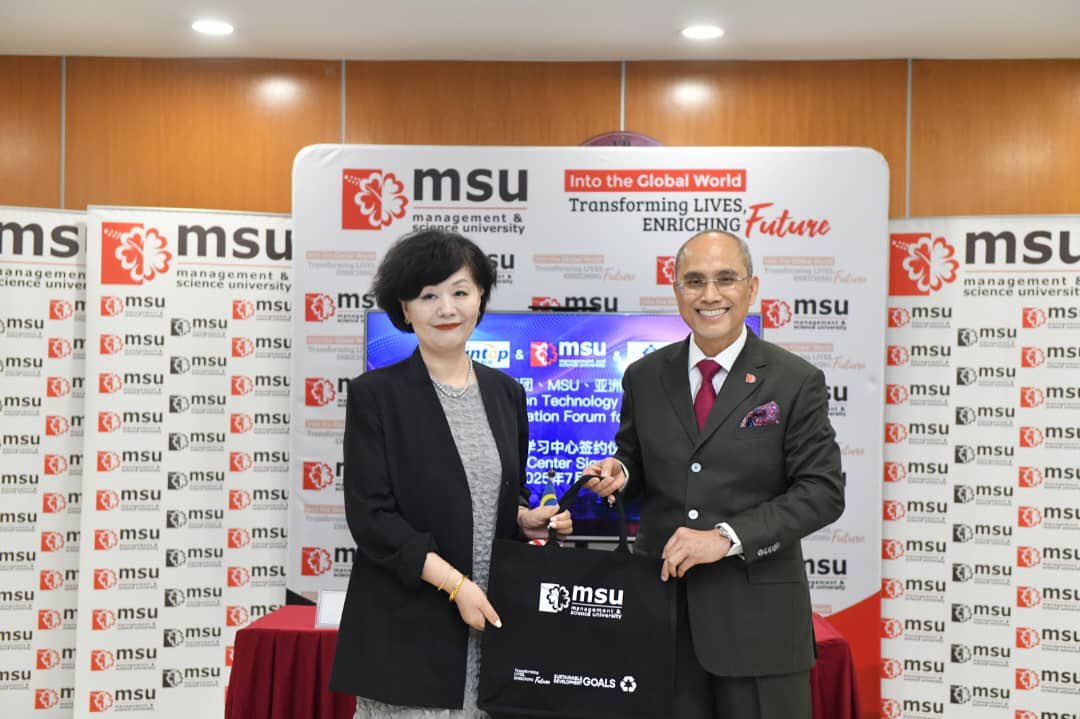 MohdShukriYajid's tweet photo. Pleased to sign the MoU between @MSUMalaysia, Hebei Vocational University of Industry and Technology, and Education Forum Asia, China — strengthening global academic partnerships, advancing collaboration and exchange, and supporting a sustainable future. https://t.co/84i1azd3ha