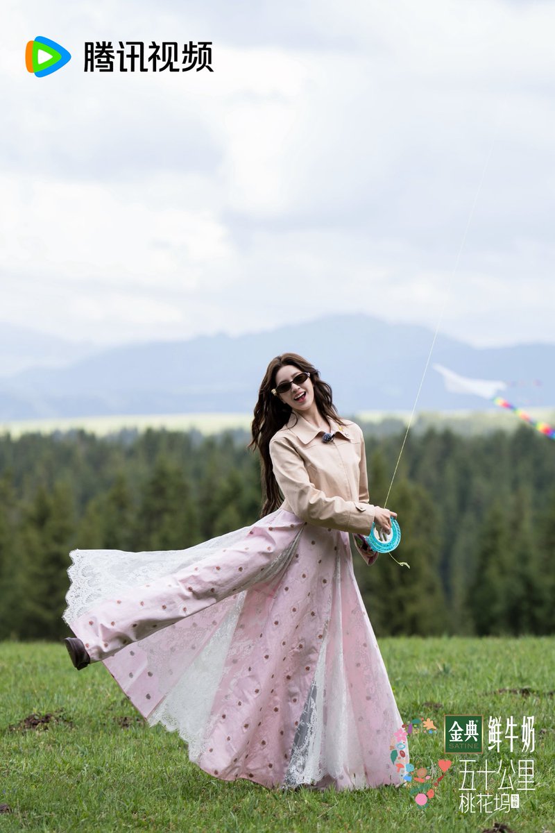 On Mother’s Day, Didi stood inside an art piece and spoke from the heart:
“Don’t let us kids hold you back. Live for yourself.”
Not loud, but powerful—love can be soft and strong all at once.💗
Watch the #WonderlandS5 on Tencent Video /WeTV! #OuyangDidi #Gen1es #五十公里桃花坞5