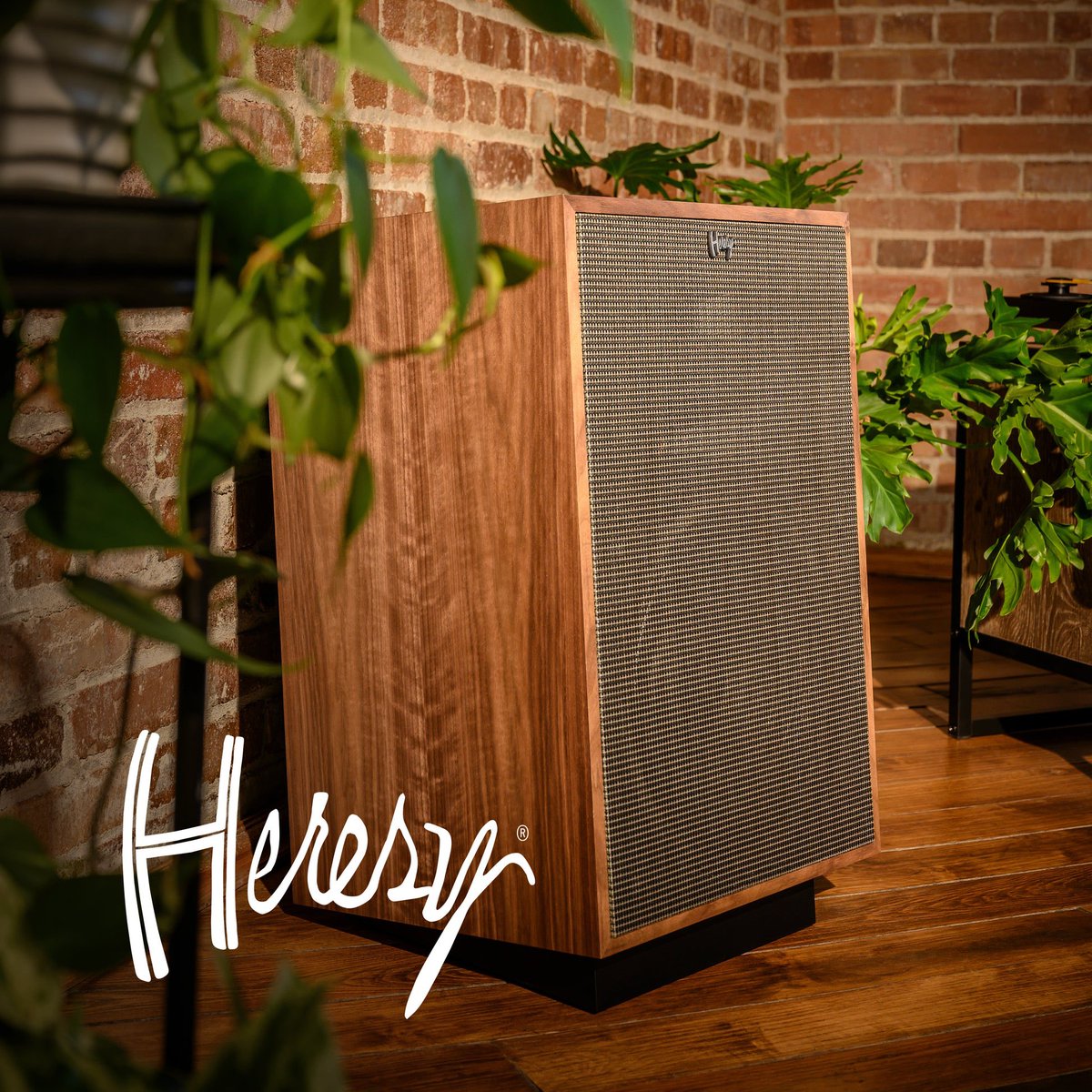 NOAVPro's tweet image. 🎶 Vintage Soul. Modern Power. 🔊
Meet the Klipsch Heresy IV – where decades of American audio heritage meet cutting-edge acoustic performance.

Crafted in the USA 🇺🇸 and built like a tank! #klipsch #heresy #nola #noavpro
